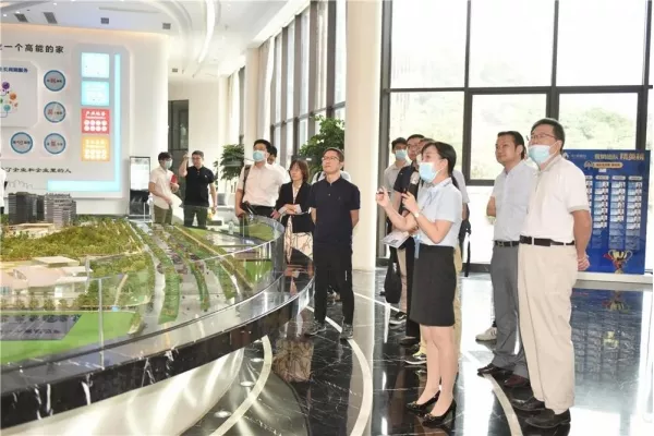 2020年9月22日下午，中国社科院亚太与全球战略研究院党委书记、副院长张国春率领调研组一行来到松湖智谷产业园，就“中美贸...